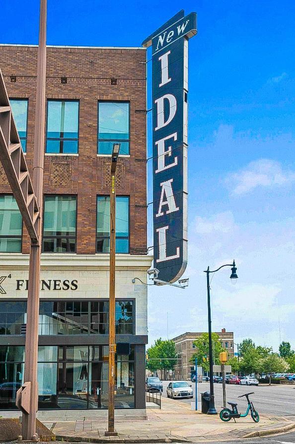 Theatre Retreat 2 Bedroom Loft - 1 Blk From Theatres Apartment *