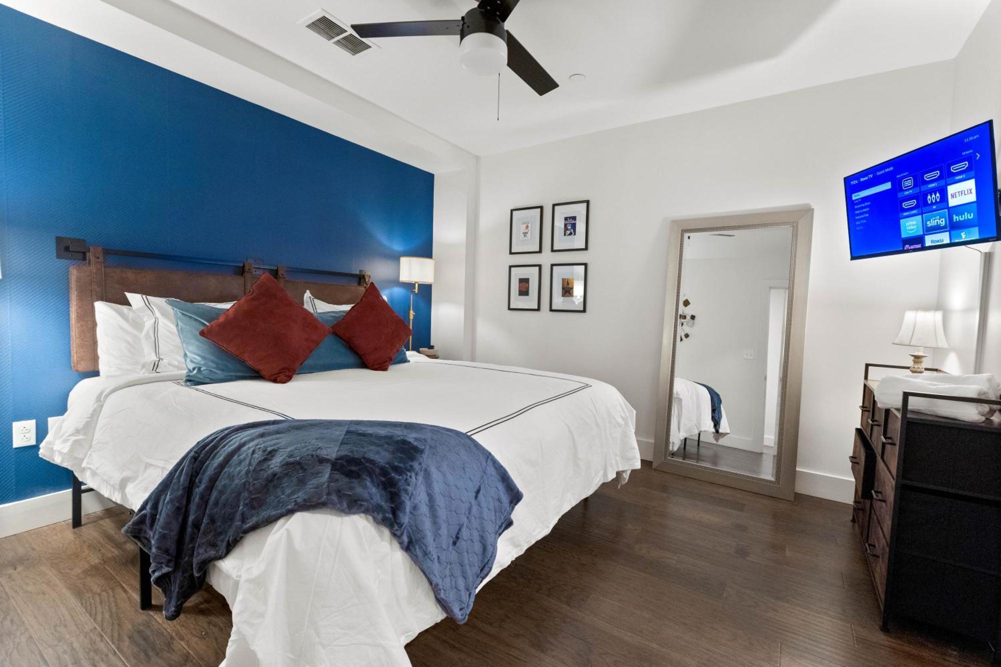 Theatre Retreat 2 Bedroom Loft - 1 Blk From Theatres Apartment