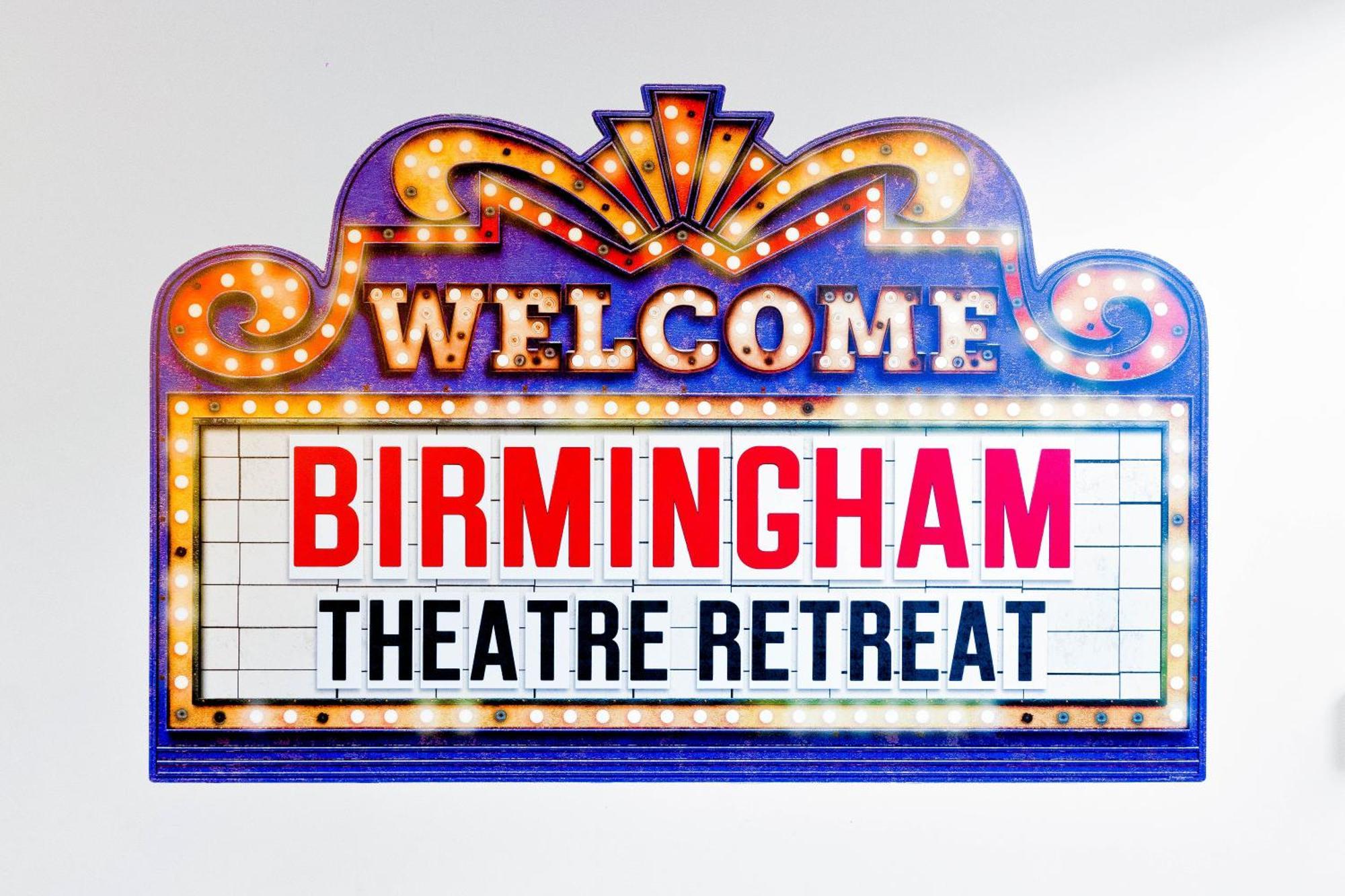 Theatre Retreat 2 Bedroom Loft - 1 Blk From Theatres Apartment *