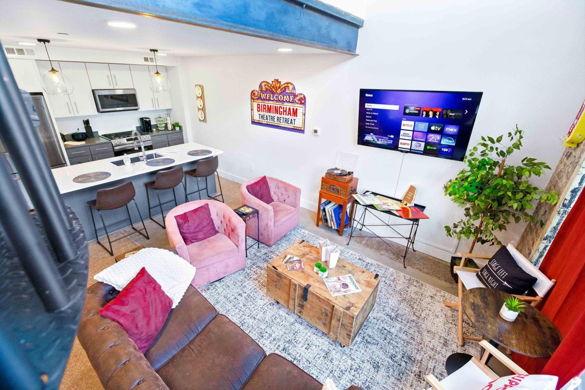 Theatre Retreat 2 Bedroom Loft - 1 Blk From Theatres