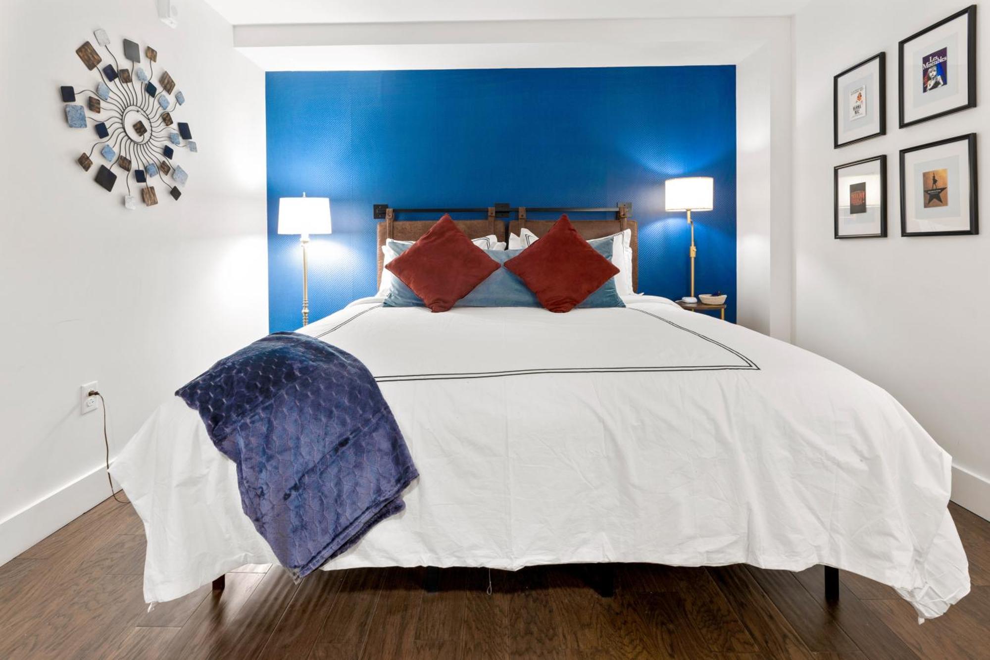 Apartment Theatre Retreat 2 Bedroom Loft - 1 Blk From Theatres *