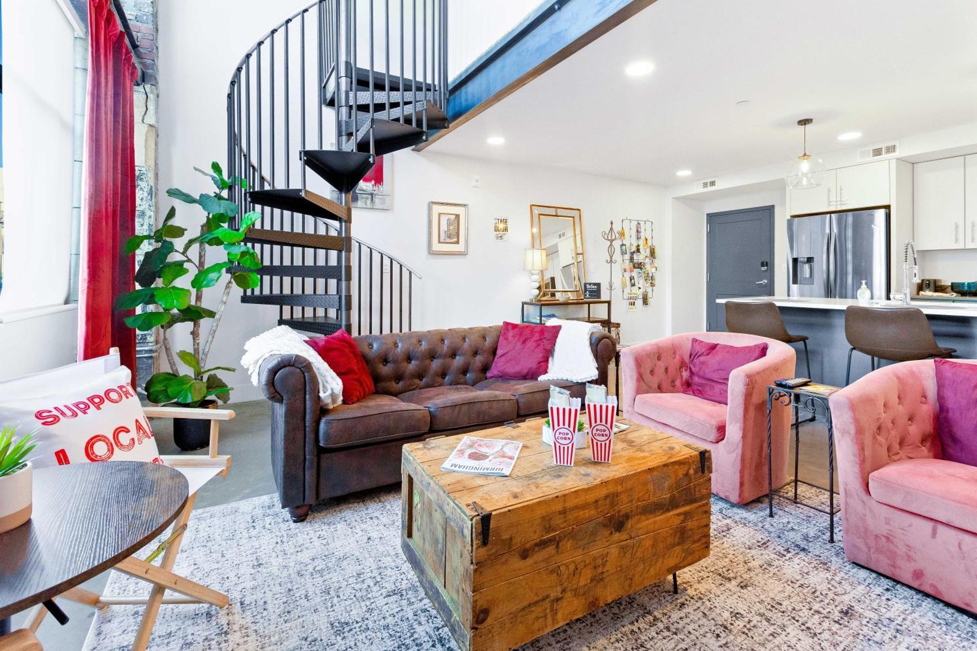 Theatre Retreat 2 Bedroom Loft - 1 Blk From Theatres Apartment